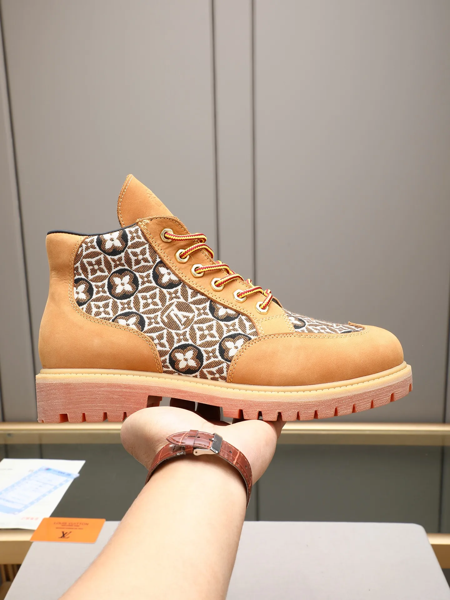 PP460 LOUIS VUITTON ss25 LV donkey brand new thick-soled lace-up big-toe shoes men's casual shoes high-top short boots. These boots are crafted from top-grain calf leather for a lightweight and comfortable fit. The thick EVA outsole is embellished with eye-catching ridges, and the trendy attitude of being both strong and soft makes it an everyday choice. ✔Upper: imported first-layer cowhide ✔Inner lining: sheep lining ✔Outsole: original molded outsole Size: 38-44 (45 customized)